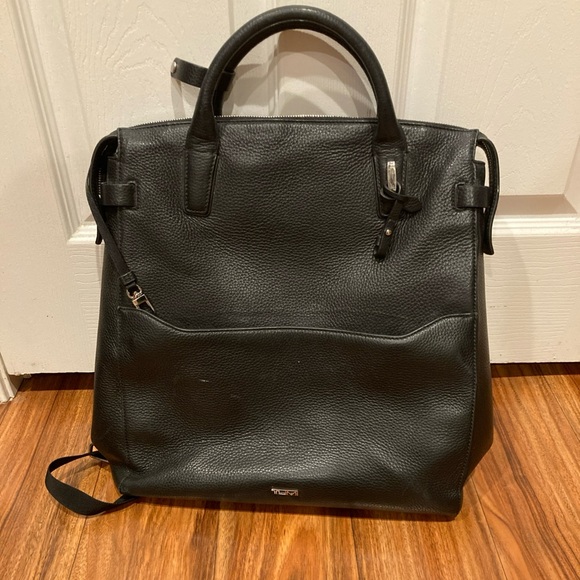 Tumi Stanton Safra Black Leather convertible Bagpack Unisex. main image 7